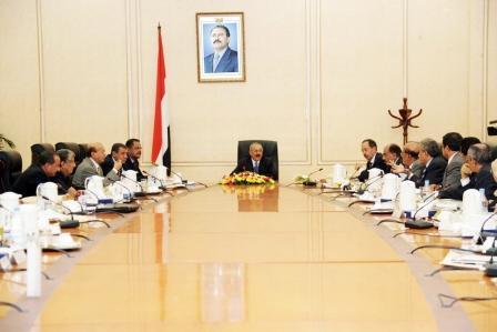 رئيس الجمهورية أثناء ترؤسه جانبا من اجتماع مجلس الوزراء أمس